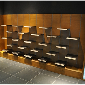 présentoir mural de magasin de chaussures